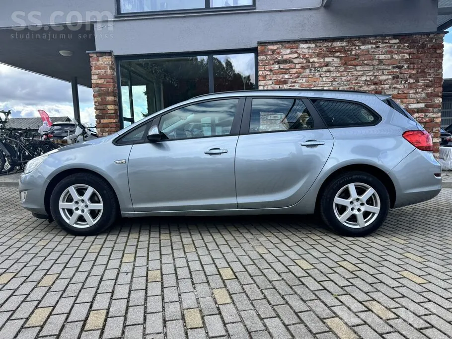 Opel Astra 2012 photo 2