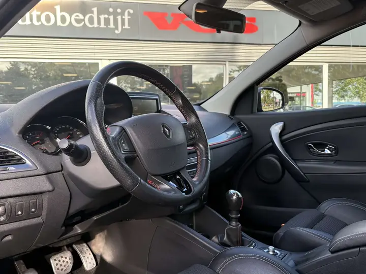 Renault Megane Estate 2014 photo 2