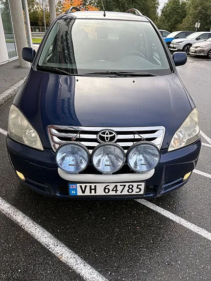 Toyota Avensis Verso 2001 photo 3