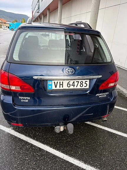 Toyota Avensis Verso 2001 photo 2