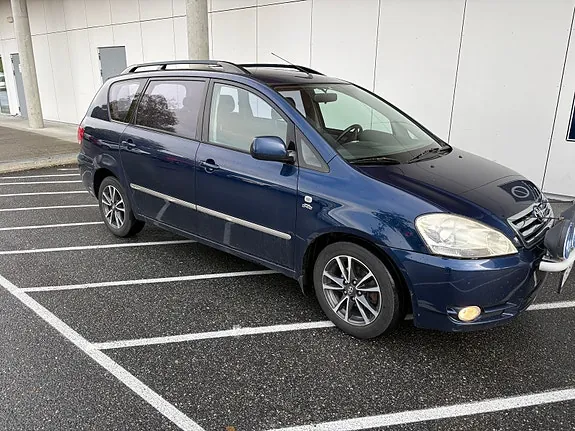 Toyota Avensis Verso 2001 photo 4