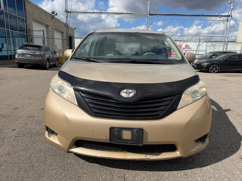 Toyota Sienna 2013 photo 2