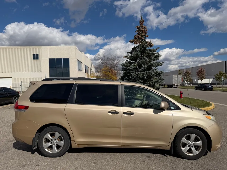 Toyota Sienna 2013 photo 4