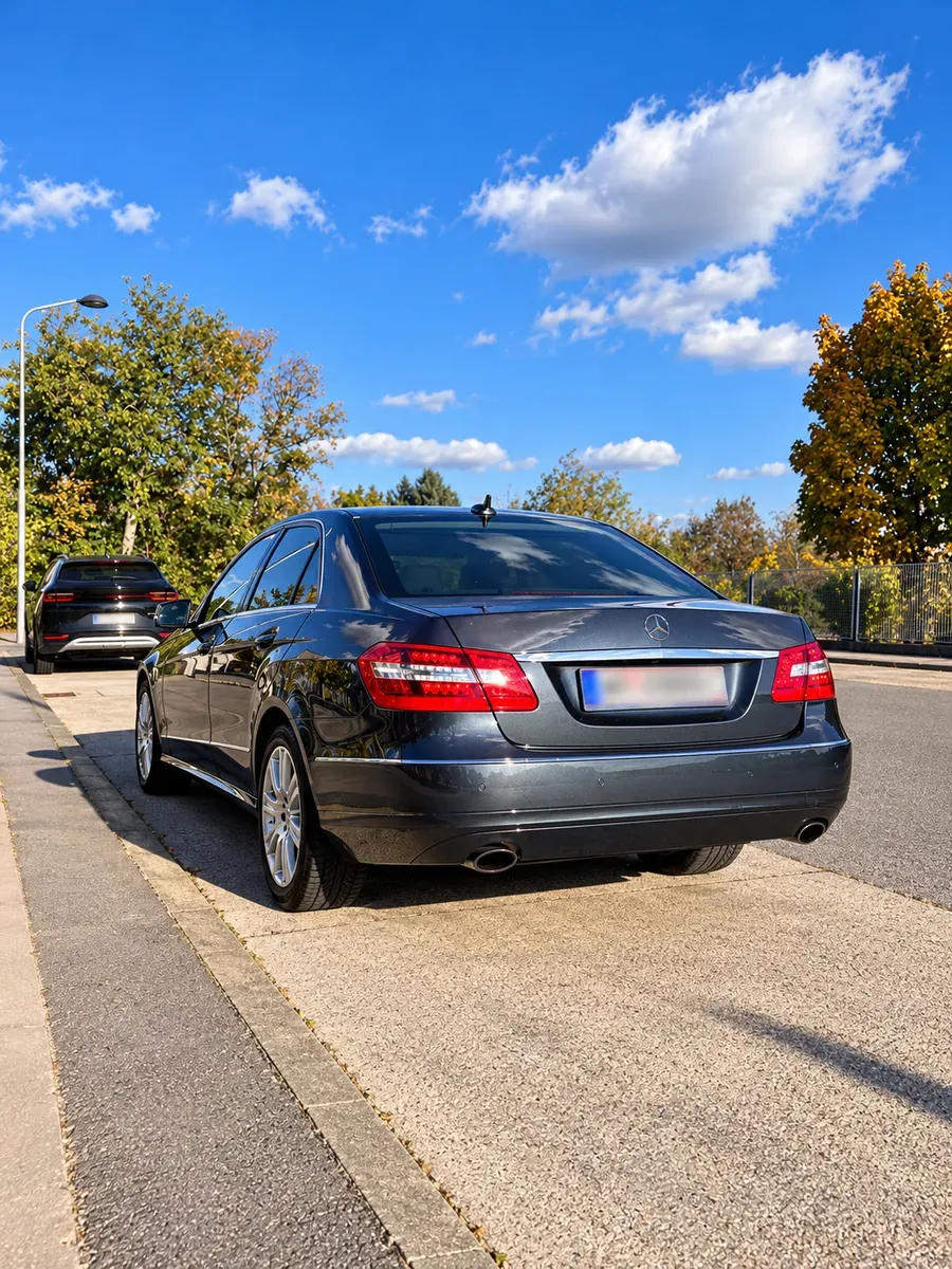 Mercedes-Benz E-Class 2011 photo 2