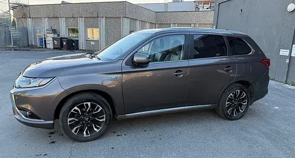 Mitsubishi Outlander 2018 photo 2