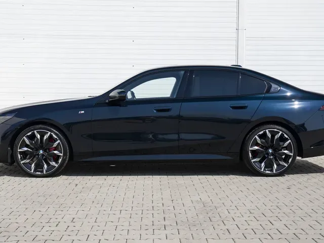 BMW 5 Series 2024 photo 2