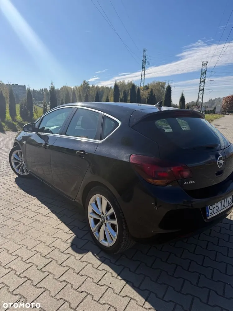 Opel Astra 2010 photo 2