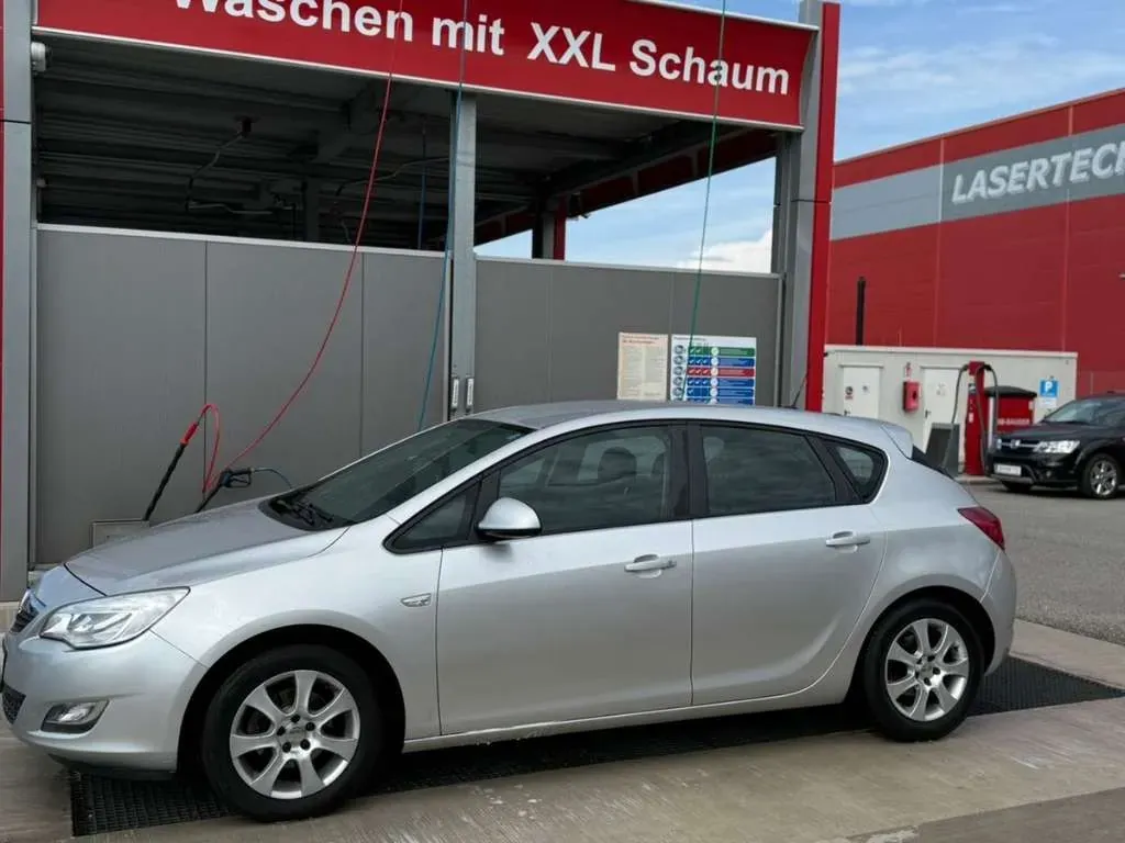 Opel Astra 2012 photo 2