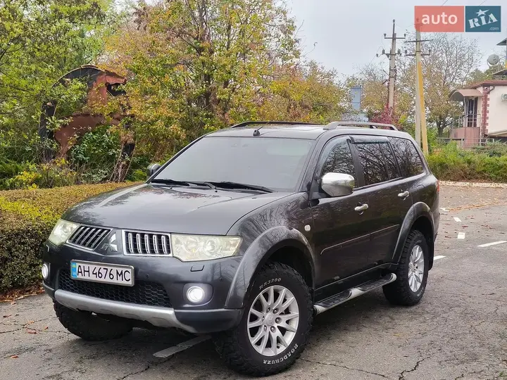 Mitsubishi Pajero Sport 2011 photo 2