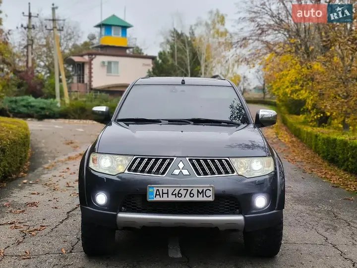 Mitsubishi Pajero Sport 2011 photo 4
