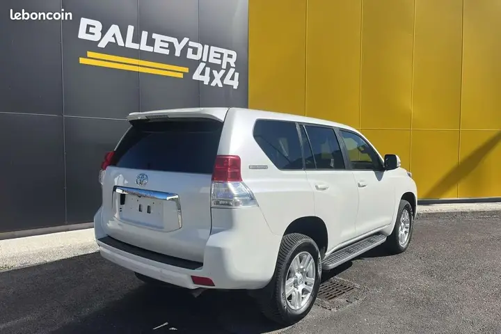 Toyota Land Cruiser 2011 photo 2