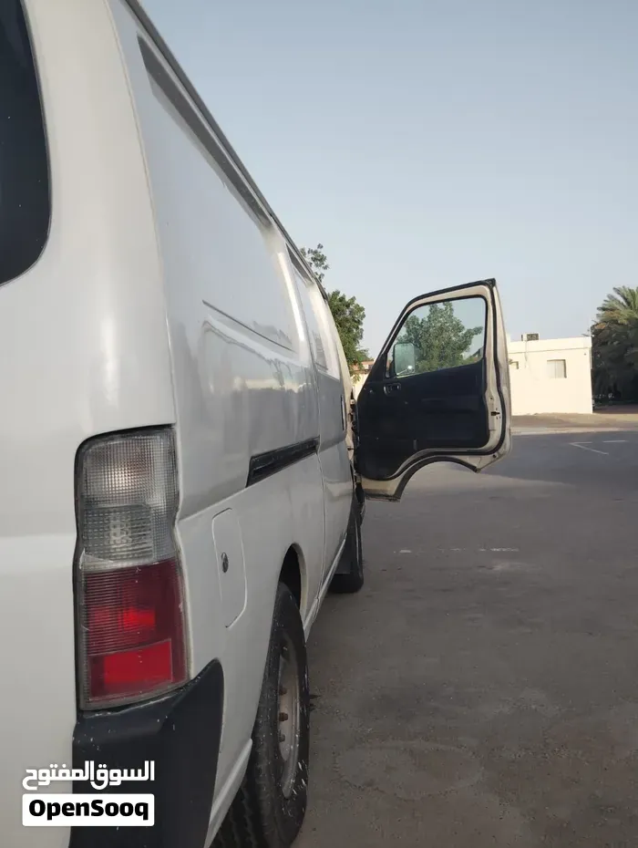 Nissan Urvan 2011 photo 3