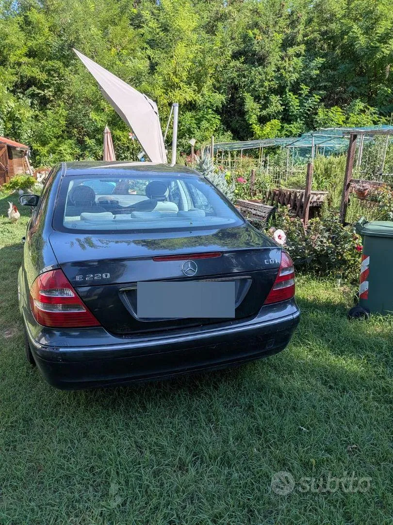 Mercedes-Benz E-Class 2004 photo 2