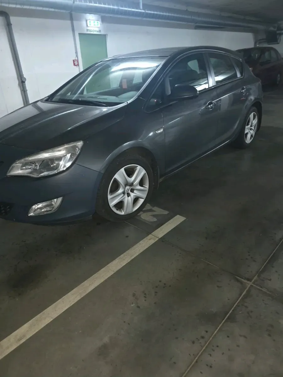 Opel Astra 2012 photo 2