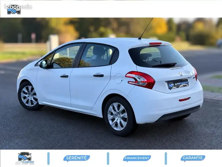 Peugeot 208 2012 photo 2