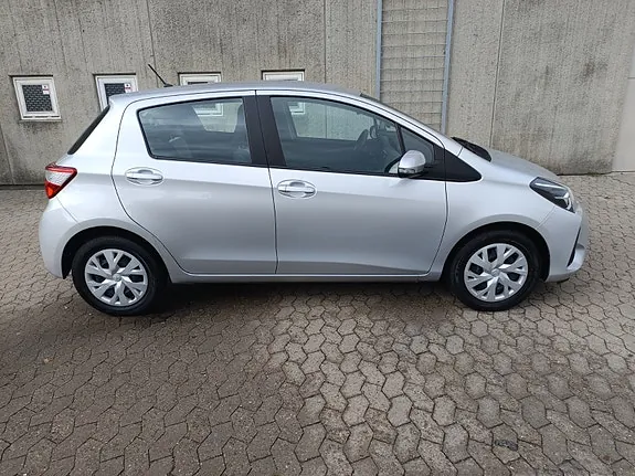 Toyota Yaris 2017 photo 2