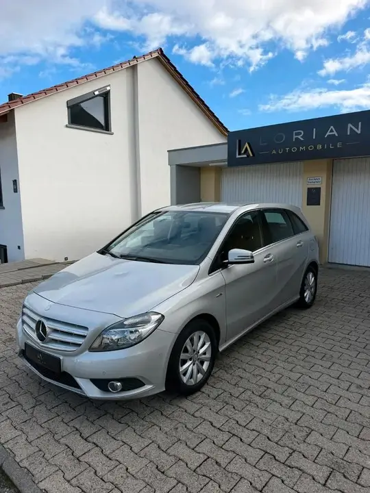 Mercedes-Benz B180