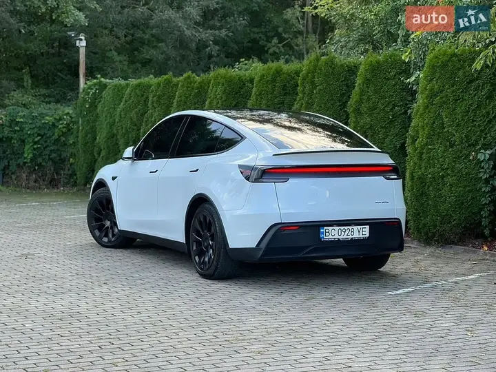 Tesla Model Y 2025 photo 5