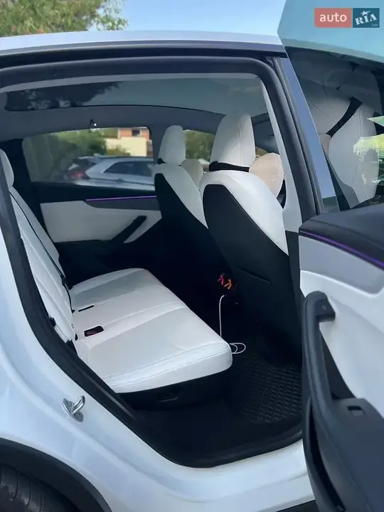 Tesla Model Y 2025 photo 3