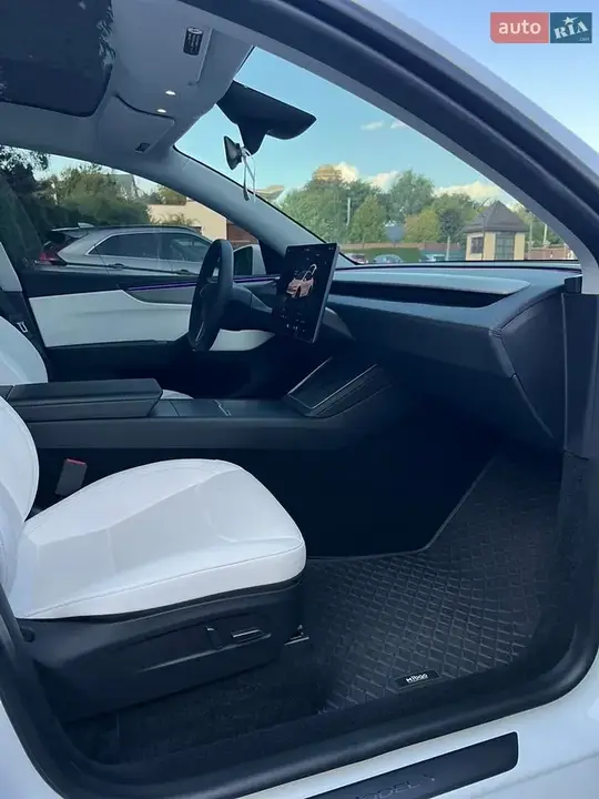 Tesla Model Y 2025 photo 4
