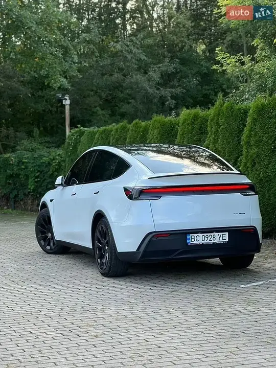 Tesla Model Y 2025 photo 2