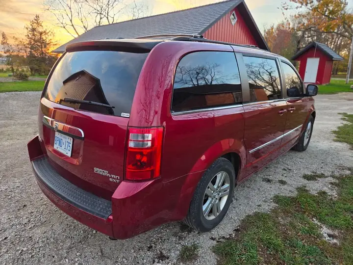 Dodge Grand Caravan 2010 photo 3