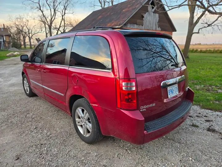 Dodge Grand Caravan 2010 photo 2