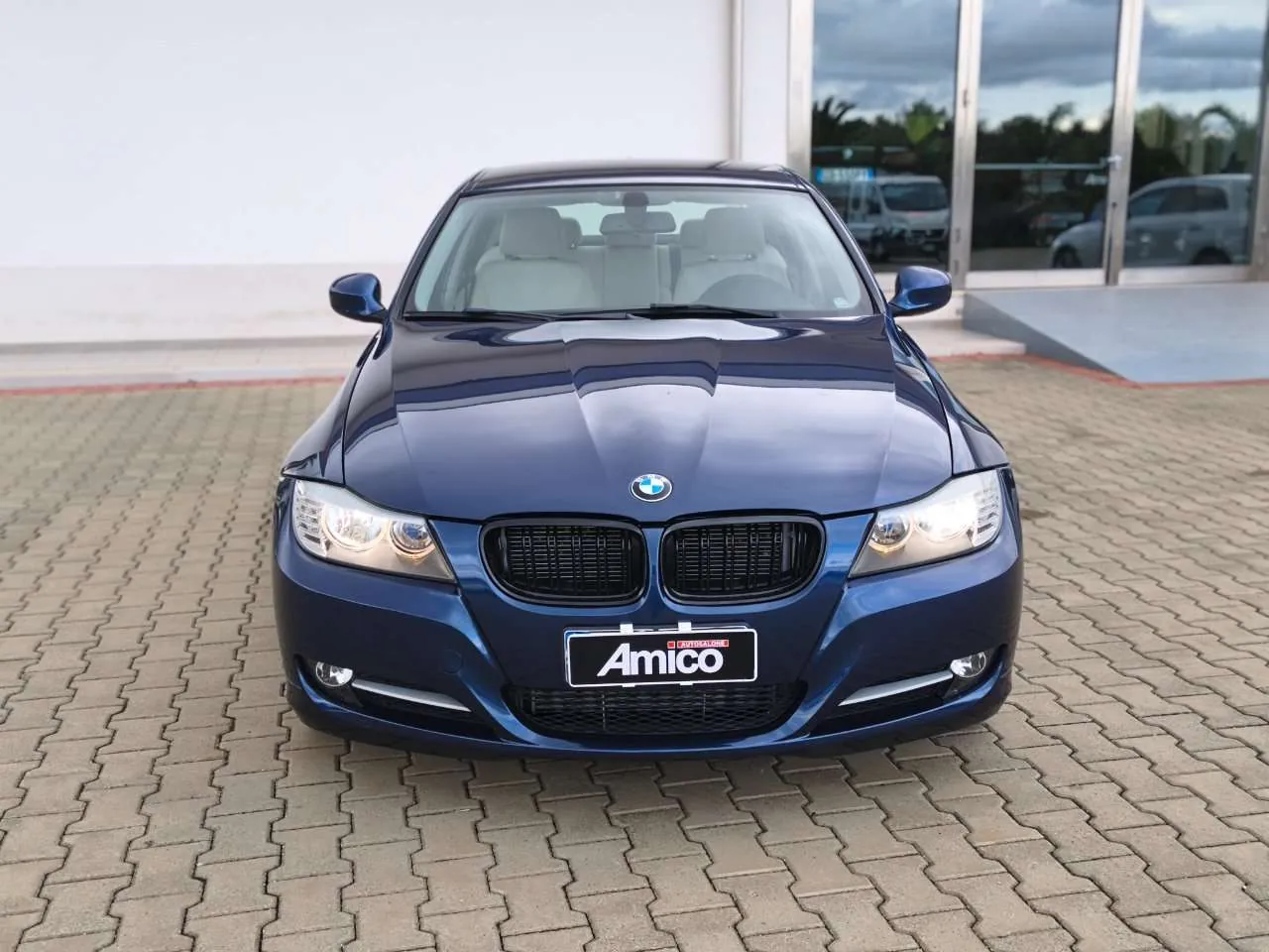BMW 3 Series 2010 photo 2