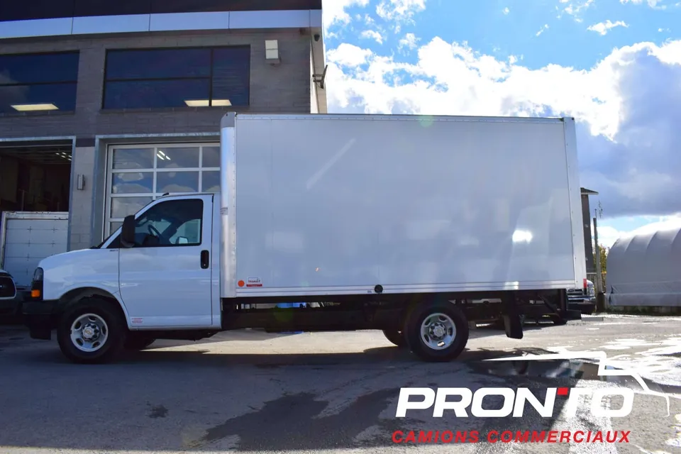 Chevrolet Express 3500 2025 photo 3