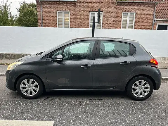 Peugeot 208 2015 photo 2