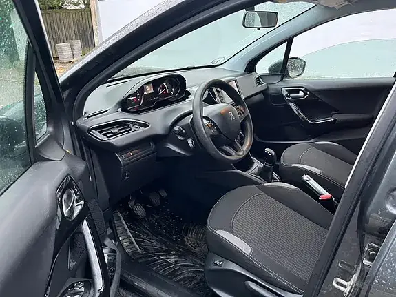 Peugeot 208 2015 photo 3