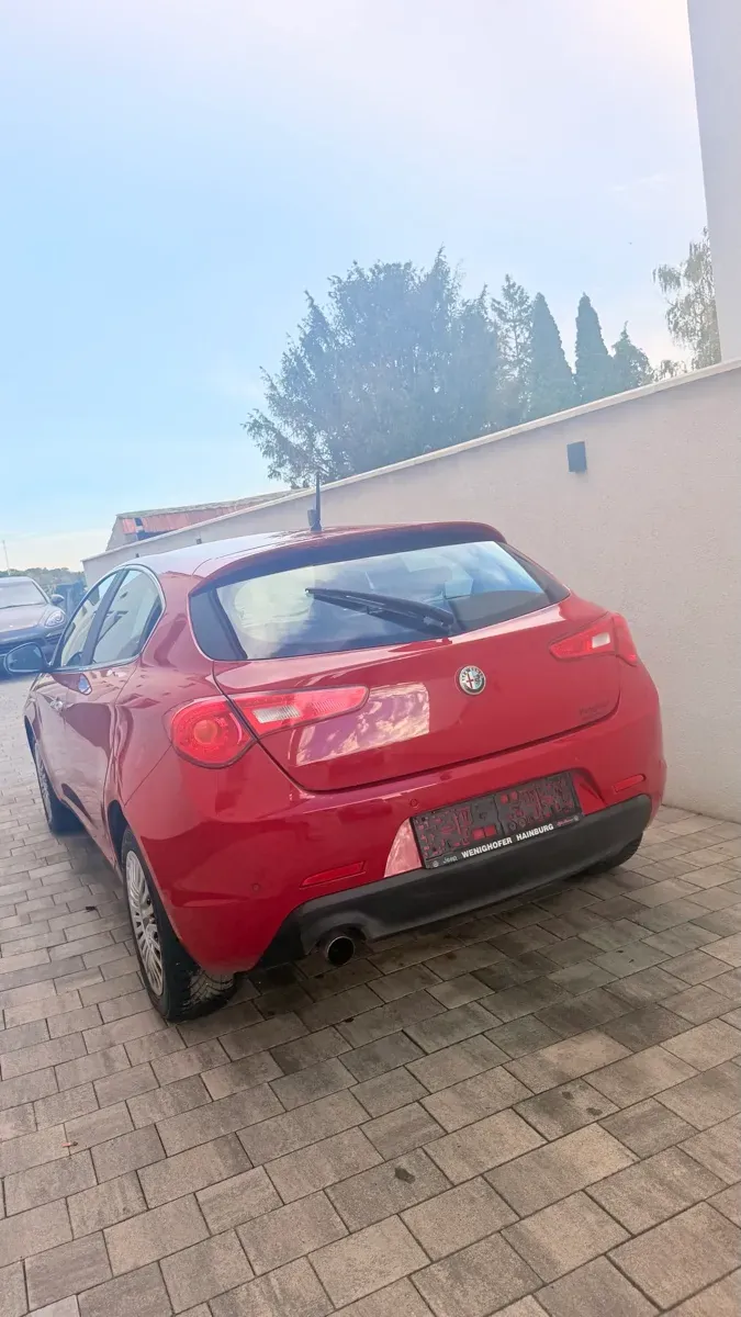 Alfa Romeo Giulietta 2011 photo 2