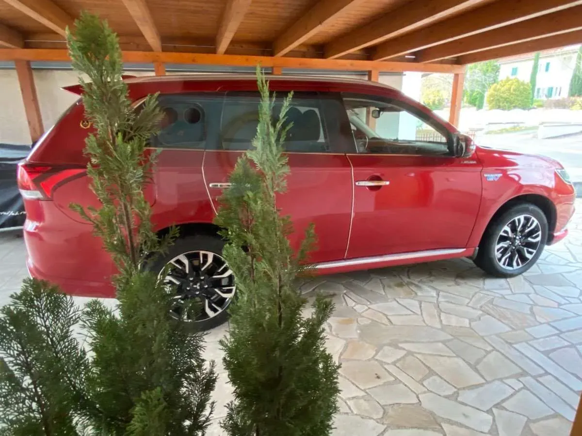 Mitsubishi Outlander 2017 photo 2