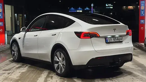 Tesla Model Y 2023 photo 3