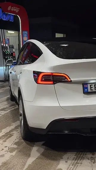 Tesla Model Y 2023 photo 5