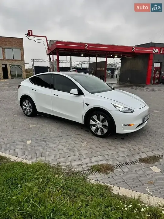 Tesla Model Y 2022 photo 2