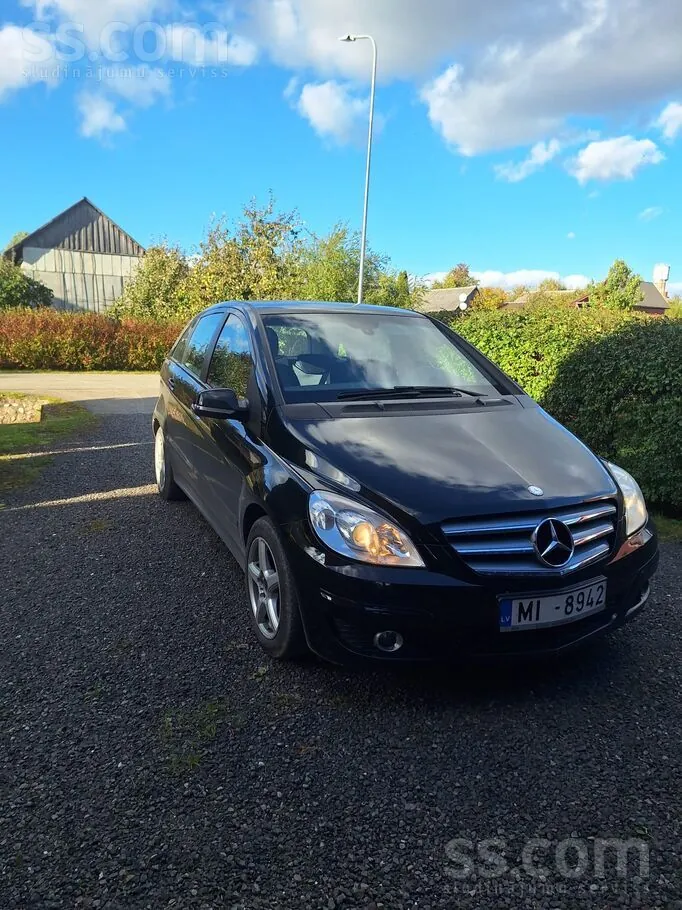 Mercedes-Benz B180