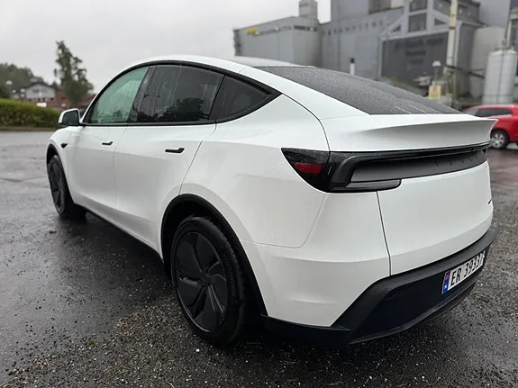Tesla Model Y 2026 photo 5