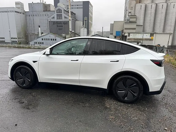 Tesla Model Y 2026 photo 4