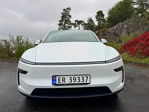 Tesla Model Y 2026 photo 2