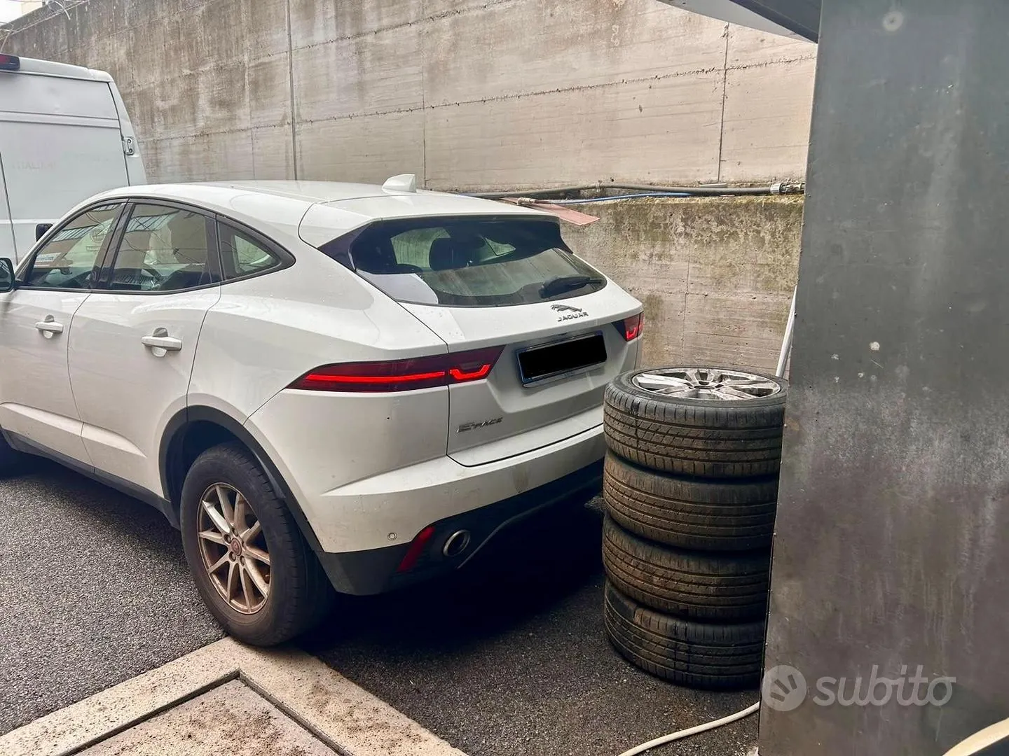 Jaguar E-Pace 2018 photo 3