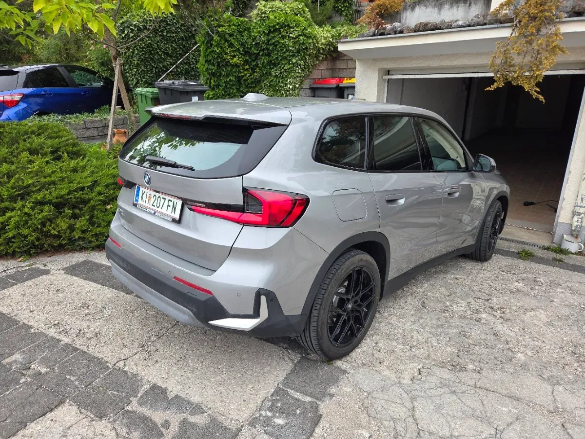 BMW Ix1 2025 photo 3