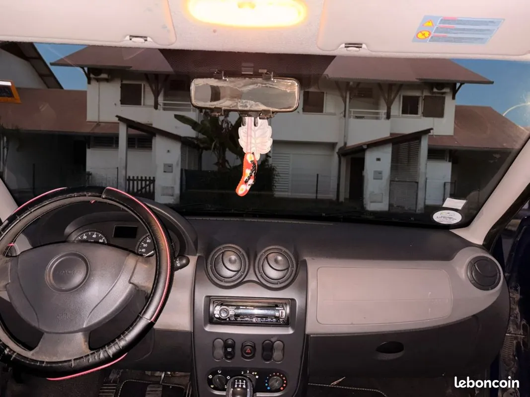 Dacia Sandero 2010 photo 2