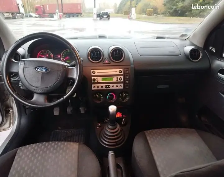 Ford Fiesta 2004 photo 3