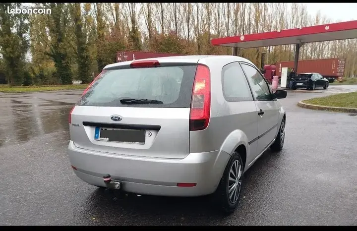 Ford Fiesta 2004 photo 2