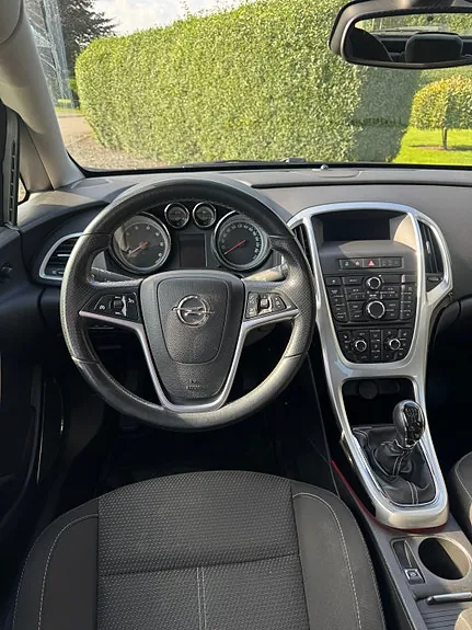 Opel Astra 2012 photo 4