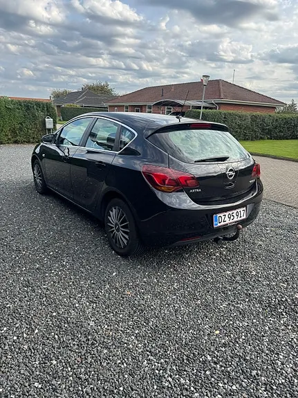 Opel Astra 2012 photo 3