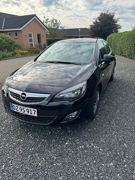 Opel Astra 2012 photo 2