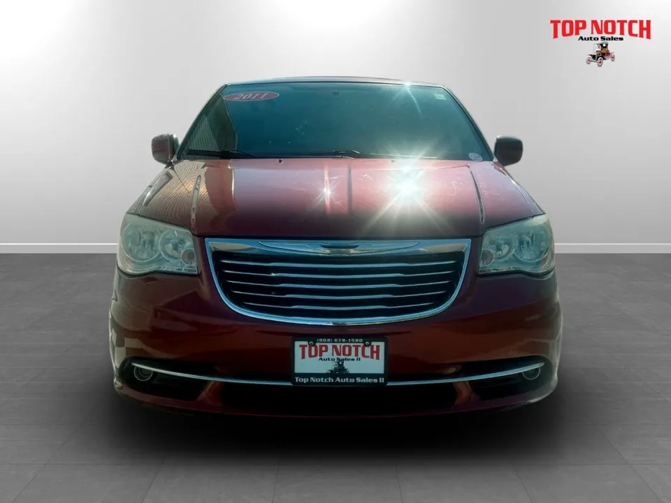 Chrysler Town & Country 2011 photo 2