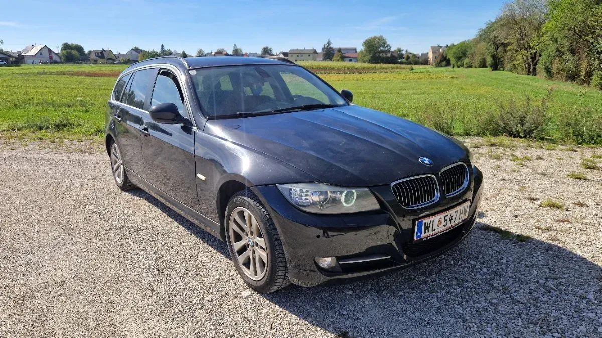 BMW 3 Series 2011 photo 2